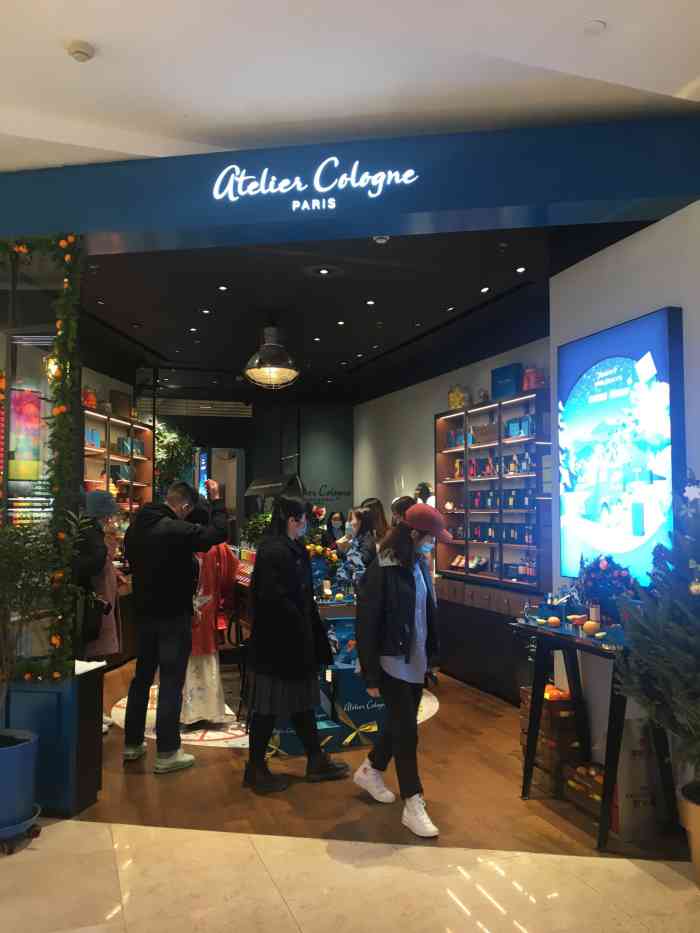 atelier cologne-"赛格一楼的欧珑专柜,本来想去试试.