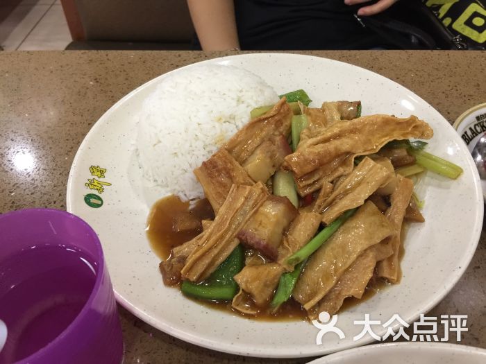 新爵港式茶餐厅(锦厦店)支竹火腩饭图片 - 第1张