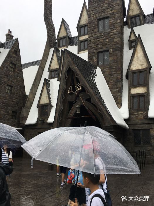 去的那天下雨,虽然人还是很多,但是相对于.-日