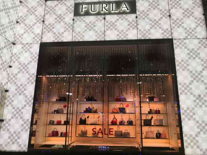 furla(中信泰富广场店)-"算是furla的一家旗舰店了.挺