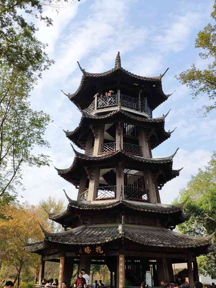 河渚塔-"河渚街中间有一小广场,河边矗立着古色古香.