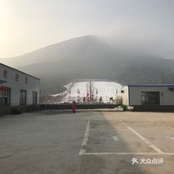 伊芦山霞波滑雪场