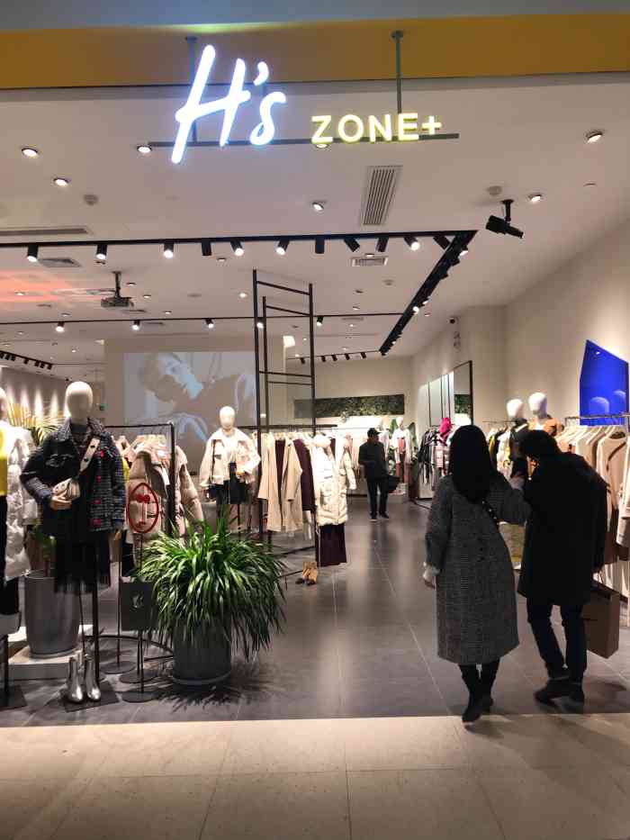 hs是平时路过都会逛一下的女装品牌这家hs在大悦城这边年前和老婆过来