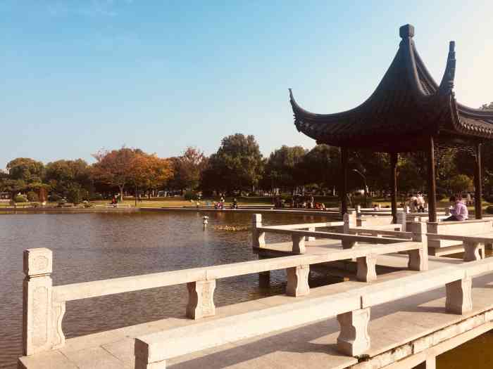 唯亭公园"唯亭公园,是在唯亭镇上的最早的公园.小桥.