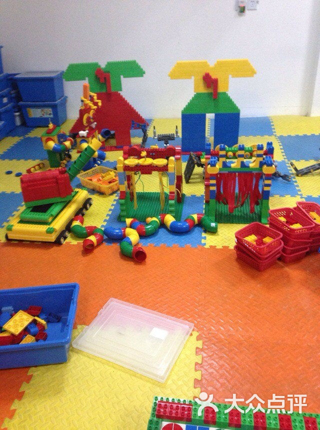 乐高杨浦中心创客嘉年华活动展示积木搭建中