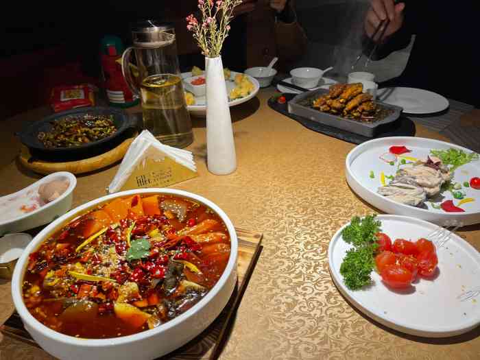 鲲·融合川菜艺术餐厅(建业凯旋广场店)