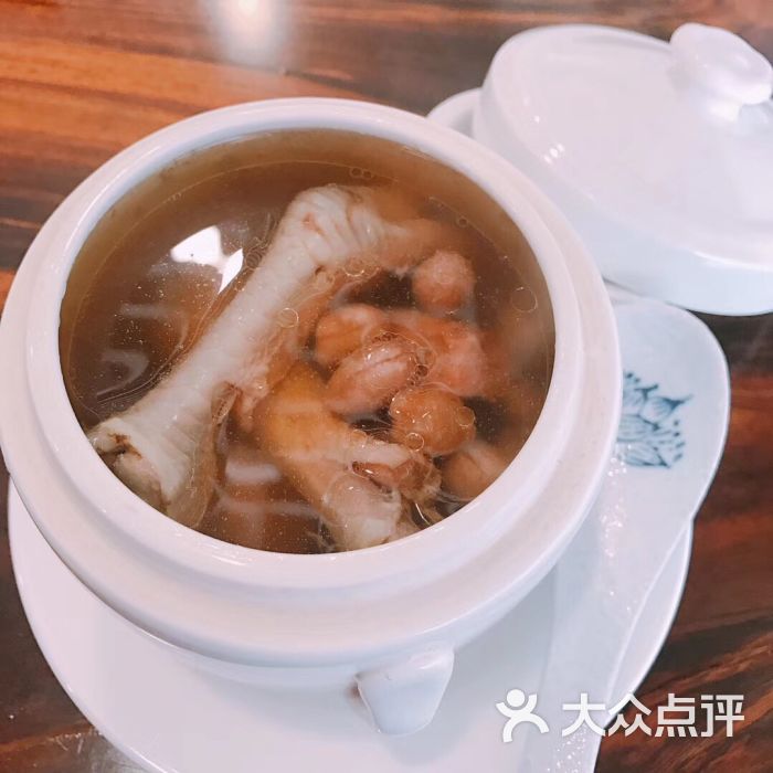 花生花胶炖鸡脚