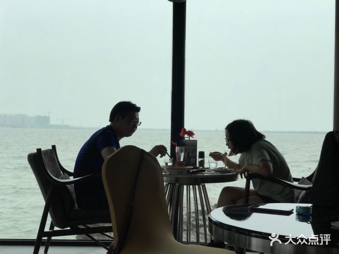 湖心庭茶啡馆·湖景餐厅(滴水湖皇冠假日店)景观位图片 第14张