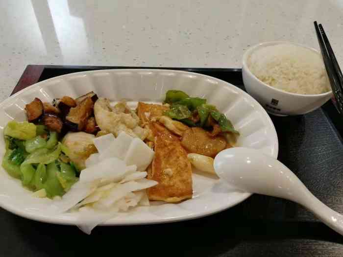 由中午快餐改成晚上潮州牛肉火锅,都是比较喜欢的店家,店面大而光猛