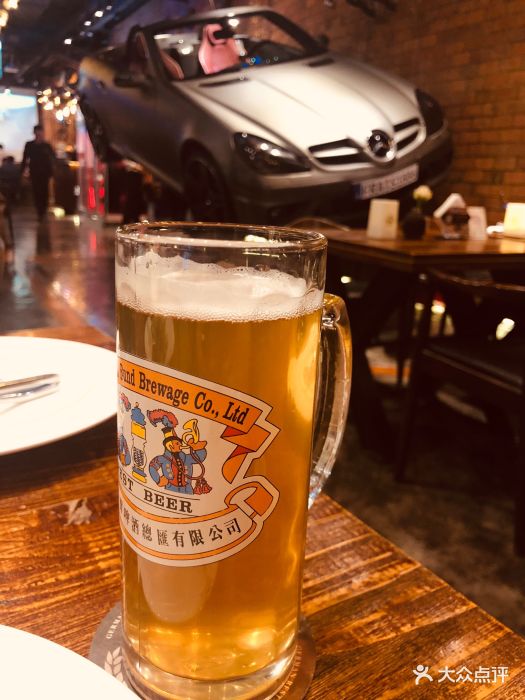 1886汽车主题德国餐厅(外滩十六铺码头店)自酿黄啤图片