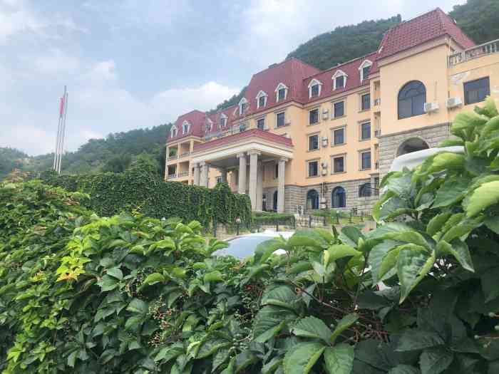 北京金海湖南华山庄"据说这家酒店是附近唯一挂三星的酒店,但是.