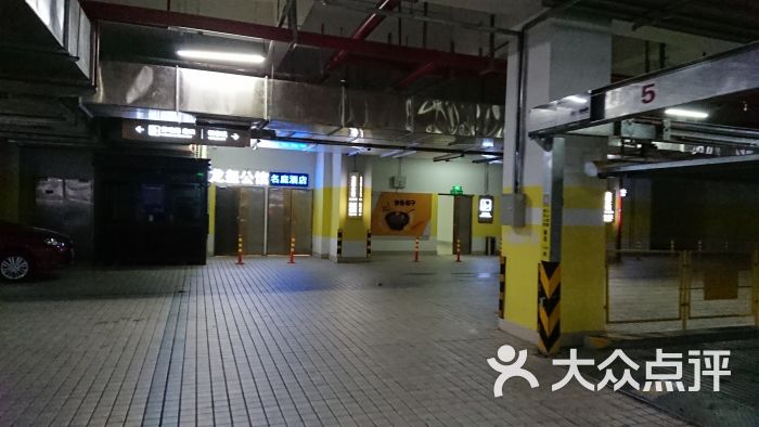 银泰城地下停车场图片 - 第3张