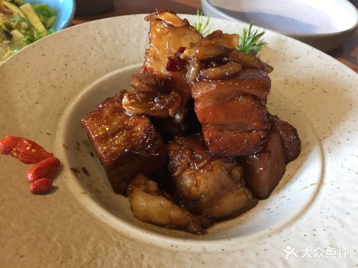 食社 香料云南菜雪山松茸焖肉图片