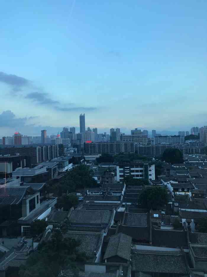 东百十一楼瞭望台"这个瞭望台很不错,可以宏观的看一下三坊七.