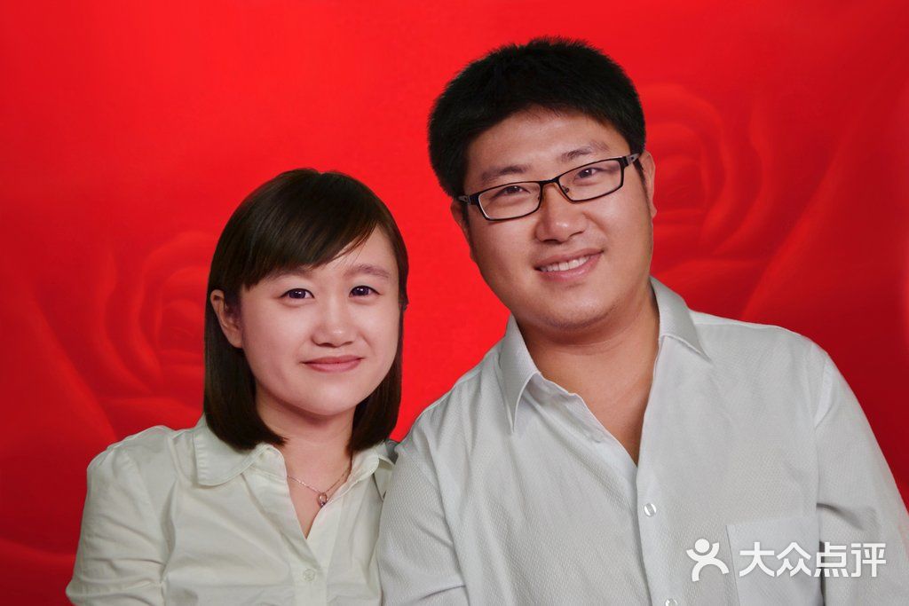 红底特色招牌照双玫瑰婚庆登记
