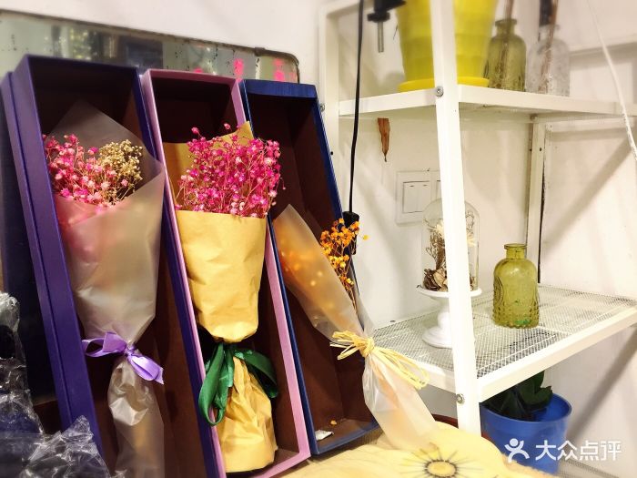 在南长街上,有书还有很多小饰品,还有好多.-时