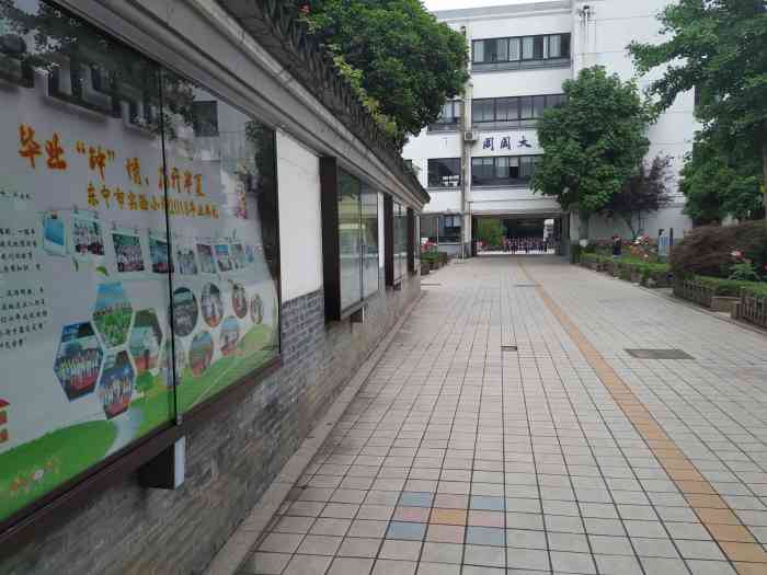 东中市实验小学-"东中市实验小学位于中街路203 号,是一.