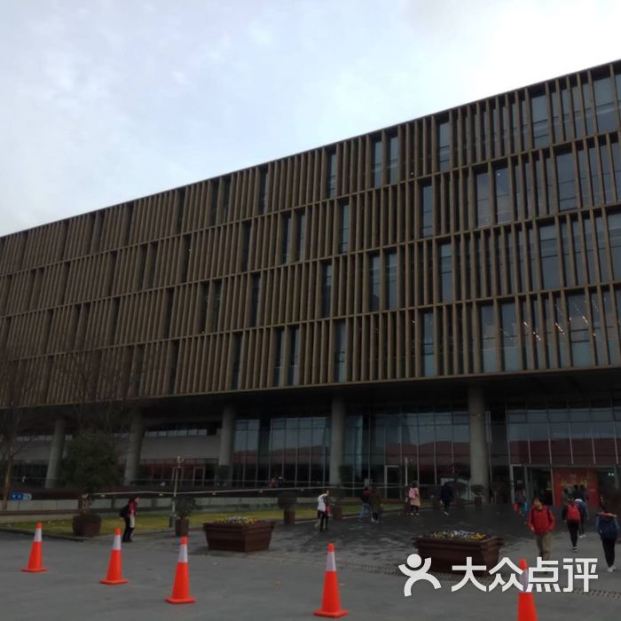 浦东图书馆停车场