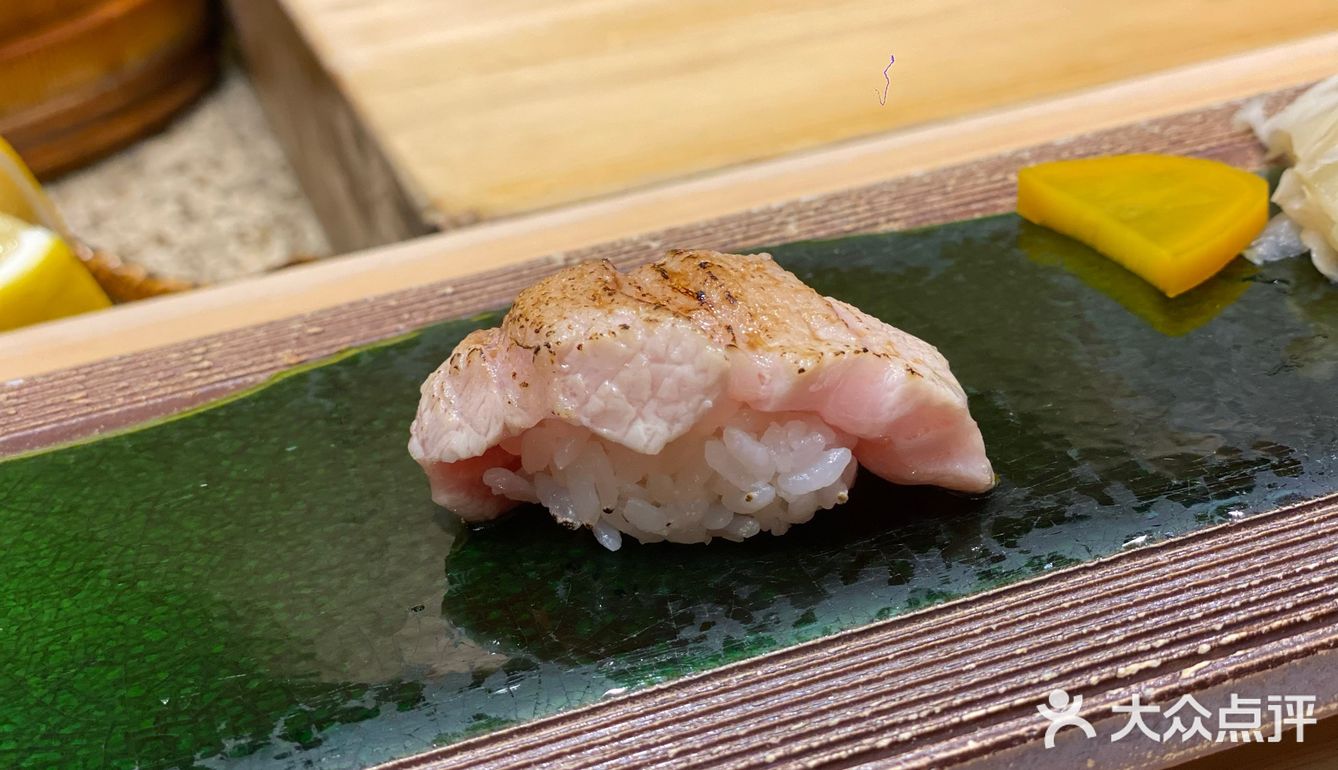 没想到味道很不错,下次还会来吃火炙金枪鱼toro大脂寿司,刺身