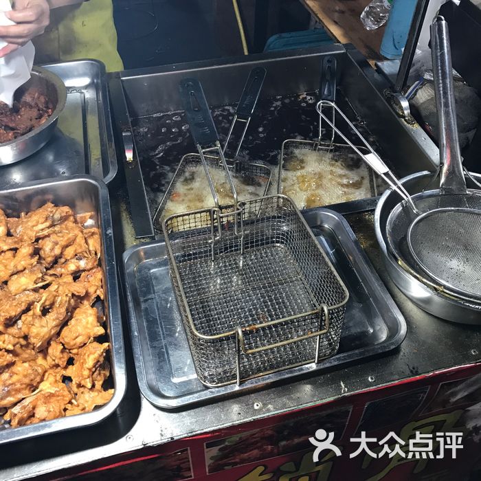 紫荆路步行街口小吃摊位香酥鸡锁骨图片-北京小吃
