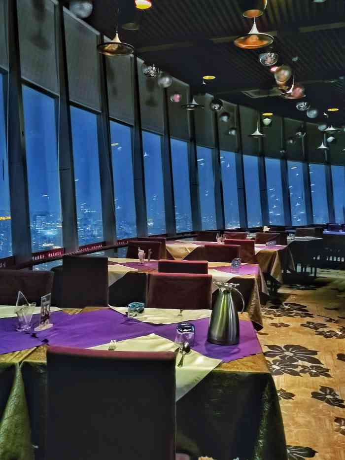 世贸旋转餐厅-"[薄荷]环境: 在世贸41楼,餐厅很干净.