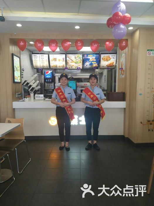 华莱士(铜仁店)服务员仪容仪表图片 - 第1张