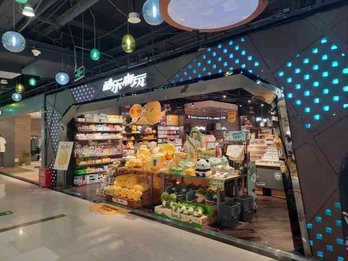 店内的东西和店面名称一样酷乐潮玩
