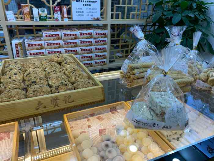 刘记丰盛宫廷糕点"位置在五一路上的一家糕点铺子靠近蒙古营.