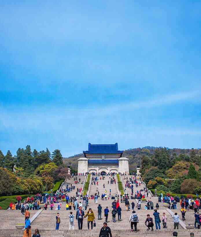 中山陵景区-"南京市的最著名的旅游景点,所以节假日人