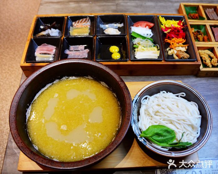 娘子情原味云南过桥米线(百大新天地店)鲜花松茸过桥米线图片
