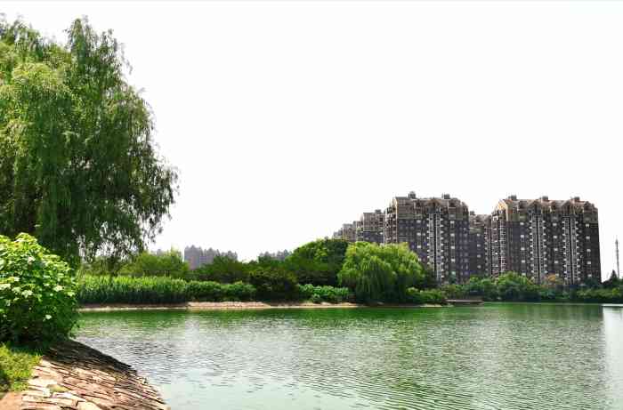 沁园湖公园-"99在工商联大厦那里 导航搜索一下沁园
