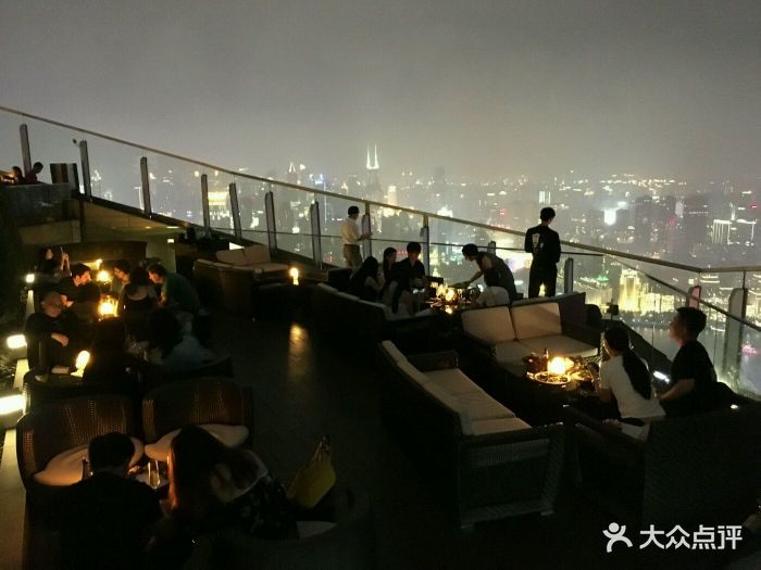 上海浦东丽思卡尔顿酒店58层flair顶层酒吧露台夜景图片