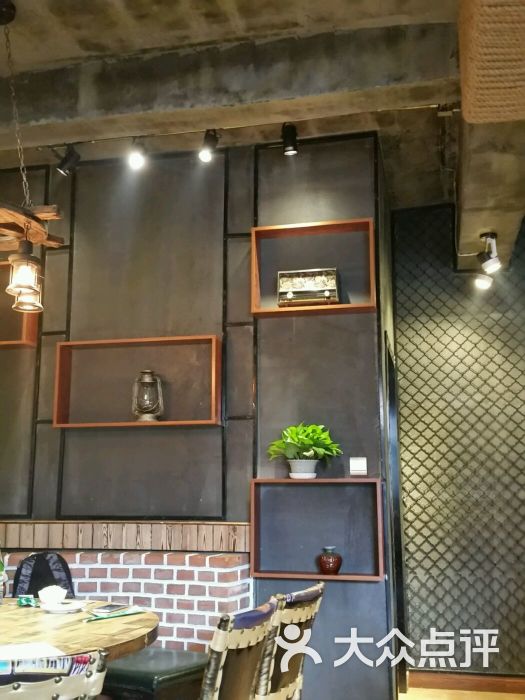 丛林狼这家店实在太火暴了,中午都能翻几次台,去晚了没地方,位置在爱民路西,锦禾酒店底下。饮料和米饭都是自助型,在呼市不常见。环境装修有一些设计感。 主打的猪骨量很足,味道也很够意思,很香很嫩,肉很大,不像有的店猪肉太干。一块价格也不高,男的有四块,女的也就三块猪肋骨就够了,实实在在吃顿肉真的不贵。服务员不多,竟然能应付过来,比较利索。其他配菜量不大价格也不贵,还有一个白菜汤卖的挺火。碰到好几个回头客。 几个建议,呼市有好多家这种黑灰风格的饭馆,显得不太干净卫生明快,有点像酒吧,我还是觉得亮堂点好。提供的自
