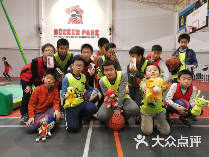 篮球培训班:塑胶场地保护孩子膝盖,很满意,.上海