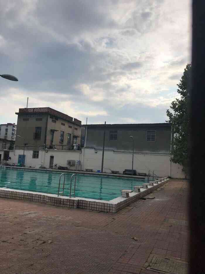 南昌大学游泳馆-"水质还可以,有深水区和浅水区,人多