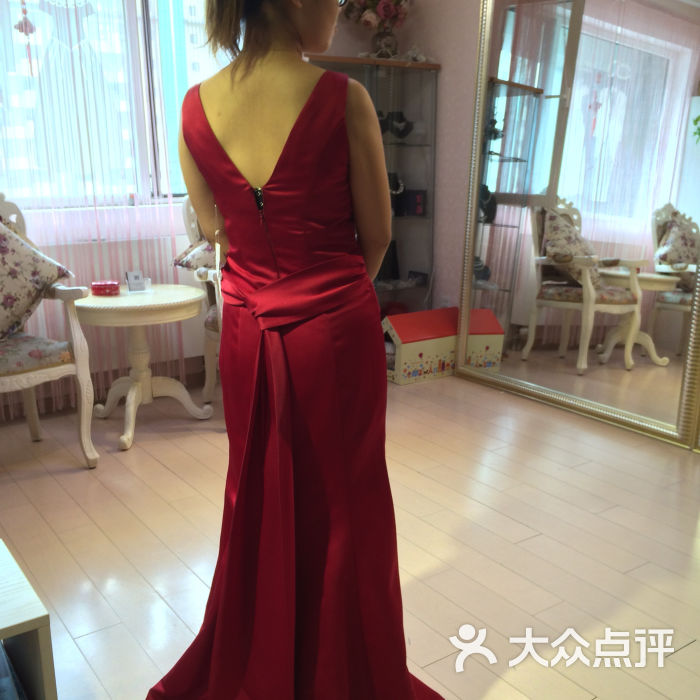 蒂芬妮婚纱摄影_优妮婚纱礼服(2)