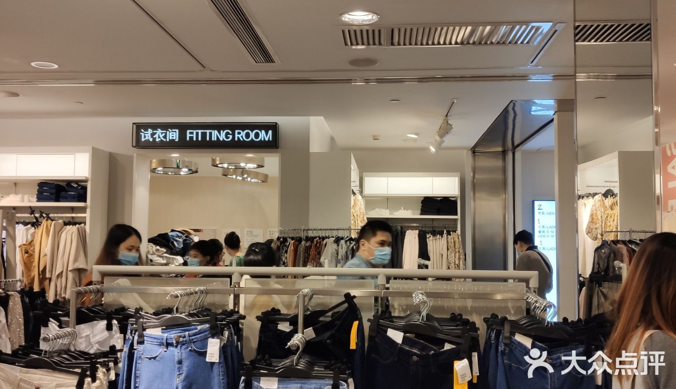 hm店铺一共有三层负一楼和一楼都是女装