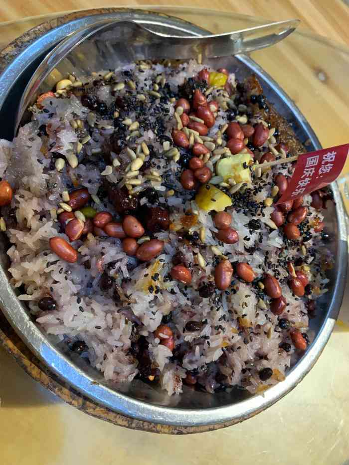 沩山渔村"冲着"上过湖南卫视的"锅巴柴火糯米饭去的.