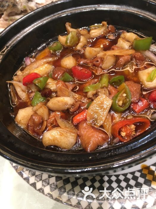 毕业时导师请所有学生吃饭来的,环境不错,服务也没毛病,菜品大家都说挺好的,因为我已经来兴和轩吃过很多次了,所以能感受到水平参差不齐,就拿招牌虾球来说,就吃到过一次完全没有调味的,水晶鸡有一次特别咸,所以以后会谨慎点这两个菜。最喜欢的是黄牛肉和避风塘年糕蟹(主要是因为里面的年糕好吃,蟹没什么吃头,这样看来貌似性价比有点低)
