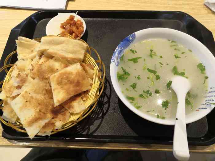 二楼的兰州牛肉拉面,三楼的母鸡汤泡饼,渔粉都是我的最爱,当然还有香