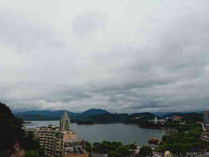 睦州食府(千岛湖银泰城店"我们坐的是包厢,总体还可以,8个人点了1.