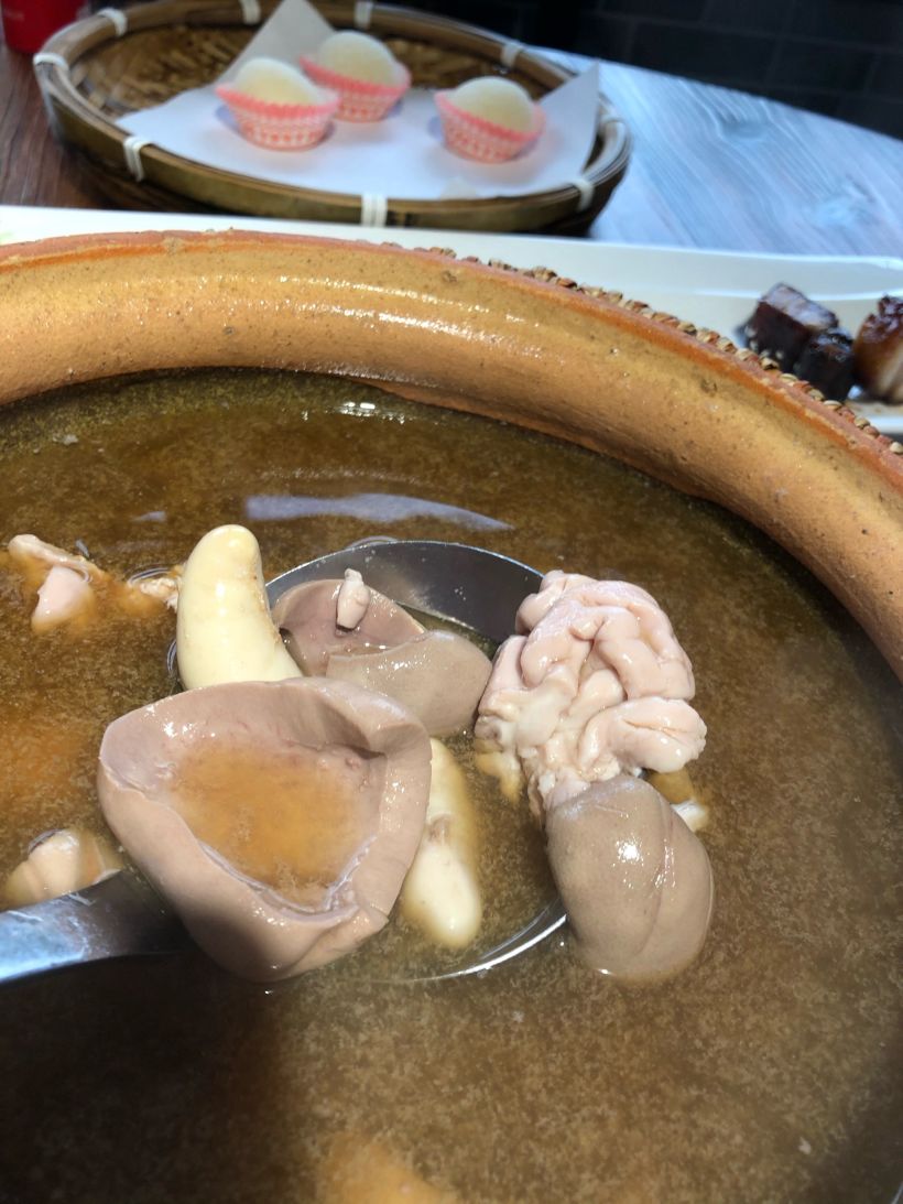 猪腰爽脆,猪脑嫩滑,鸡子甘香,药材黄酒汤味浓郁
