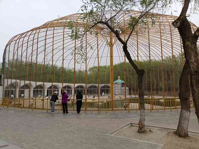 西拉木伦公园-动物园-"低碳出行,乘公交车15,66,81路.