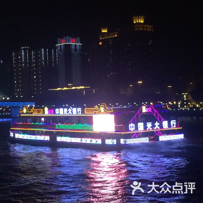 珠江夜游蓝海豚游船