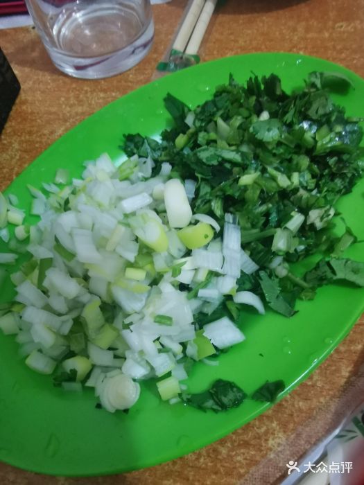 胡同里酸菜炭火锅葱花香菜图片