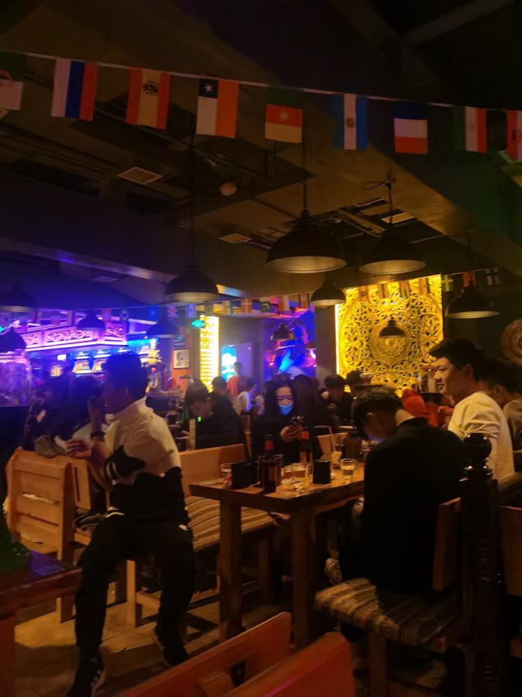 hls小酒馆(小寨千玺店)-"很新的一家hls酒吧,气氛特别