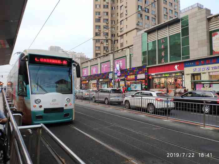 公交车(201路有轨电车"今天坐这辆公交 高峰期没座 可是后上.