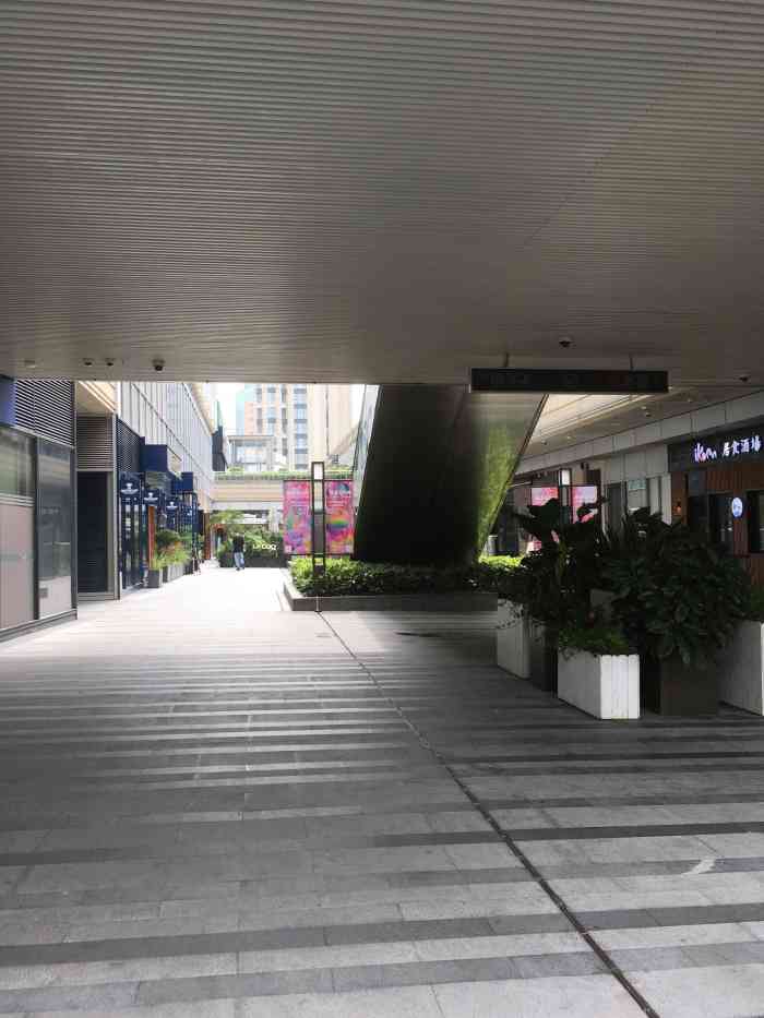 马当路地铁站的中海环宇荟是个商业大楼下的商场里头大部分以美食为主