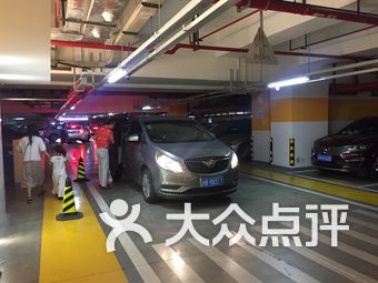 万象城停车场