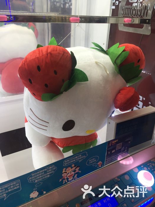 貌不惊人的一家街头玩具店。西湖万达三楼。